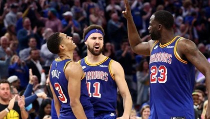 九游登录入口-勇士再次展现小球阵容威力，末节瞄准戈贝尔猛打